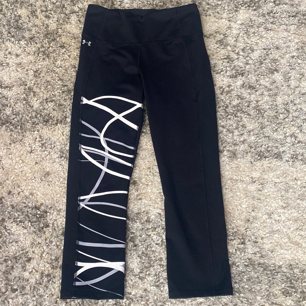 NEW. Under Armour fitted (Heatgear), athletic leggings. Size Medium.